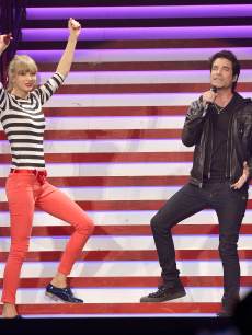 Taylor Swift and Pat Monahan perform onstage at the Prudential Center on March 29, 2013 in Newark, New Jersey