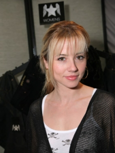 Linda Cardellini of 'ER' stops in