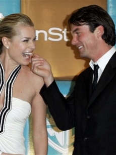 Rebecca Romijn and Jerry O'Connell flirt on the InStyle arrival line