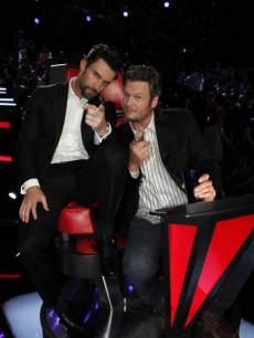 The bromance continues: Adam Levine and Blake Shelton strike a pose during ‘The Voice’ finale, June 18, 2013