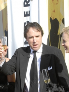 Kevin Nealon kicks off the red carpet ceremony...