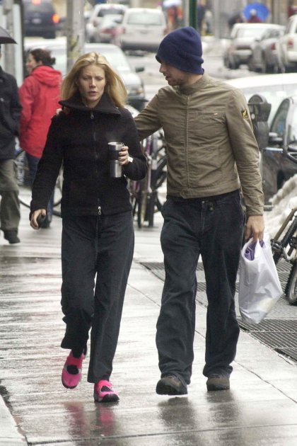 Gwyneth Paltrow walks with her boyfriend musician Chris Martin of Coldplay February 23, 2003 in New York City