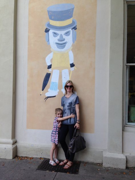 Glam Slam’s Ryan Patterson with daughter Harlow pose in front of ‘Hat Man’ in Charleston, S.C. (Access Hollywood)