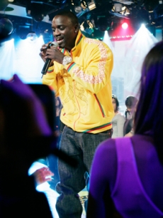 Hip Hop artist Akon performs a crowd favorite at MTV's TRL 