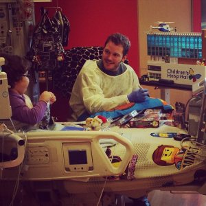 Chris Pratt visits kids at Children’s Hospital Los Angeles on August 20, 2014 - imgur