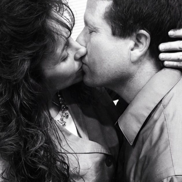 Michelle and Jim Bob Duggar share a kiss (Instagram)