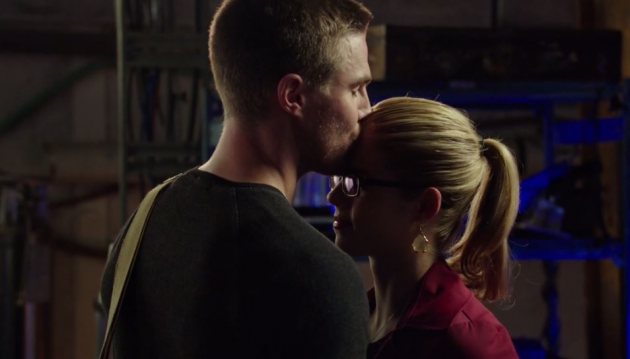 Oliver kisses Felicity on ‘Arrow’ (CW)