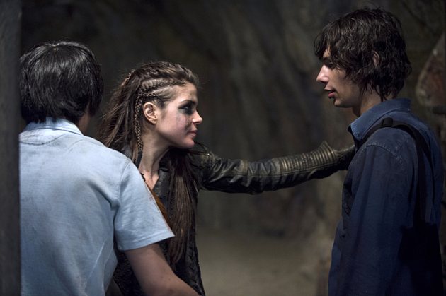 Marie Avgeropoulos as Octavia and Devon Bostick as Jasper in ‘The 100’ (The CW)