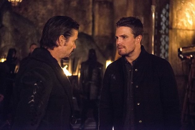 Matt Nable and Stephen Amell in 'Arrow' (The CW)