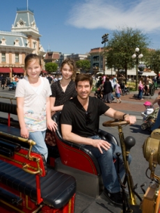 Dylan McDermott brings his daughter and a friend to Disneyland!