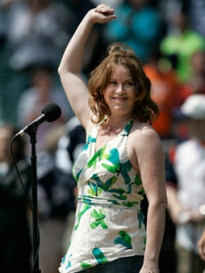 '80s star Molly Ringwald sings the national anthem at the Detroit Tigers 