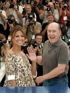 Eva and Robert Duvall wave for the photogs