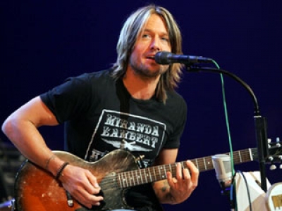 Keith Urban sings in Nashville, TN, in 2005