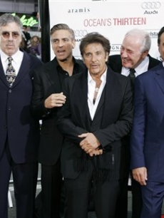 Elliott Gould, George Clooney, Al Pacino, Ellen Barkin, Matt Damon, Oceans 13 LA Premiere AP