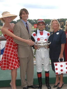 Rebecca Romijn & Jerry O'Connell & winning jockey Eddie Castro 
