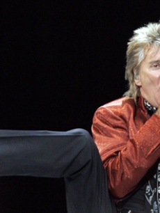 Fresh off his wedding, Rod Stewart rocks out in Newcastle, England
