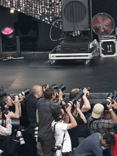 Nelly Furtado cozies up to the photographers