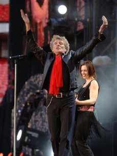 Rod Stewart kicks soccer balls from Wembley's stage
