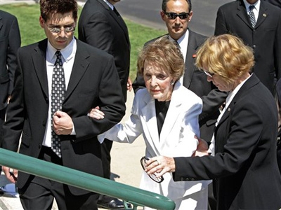 Nancy Reagan arrives to Merv Griffin's funeral