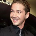Shia smiles for fans as he hits the 2007 MTV VMAs red carpet