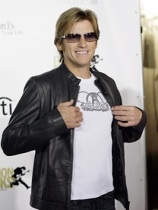 Denis Leary shows his love for Aerosmith by wearing this shirt!