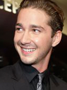 Shia smiles for fans as he hits the 2007 MTV VMAs red carpet