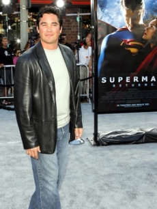 Dean Cain 'flies by' the premiere