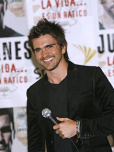 Colombian superstar Juanes debuts his new album in New York