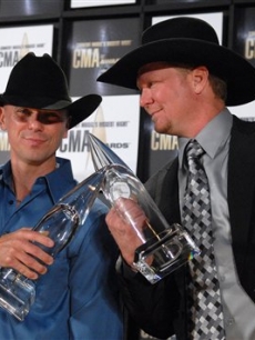 Kenny Chesney & Tracy Lawrence toast for Musical Event of the Year