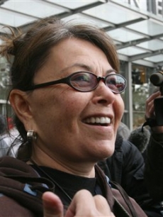 Roseanne Barr answers reporters' questions on the picket line