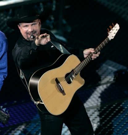Garth Brooks rocks out in Kansas City, MO