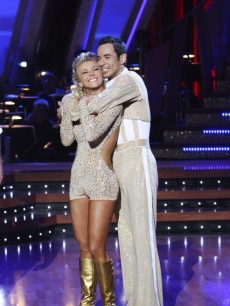 Helio & Julianne hug as they finish up the dance