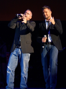 Ricky Martin & Italian singer Eros Ramazzotti duet in Madrid