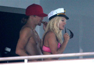 Kid Rock enjoys a cigar before his wedding to Pamela Anderson!