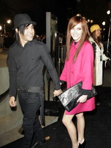 Ashlee Simpson and boyfriend Pete Wentz at the premiere of 'Cloverfield'