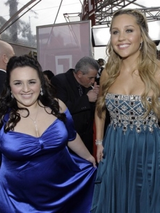 Nikki Blonsky & Amanda Bynes shine on the SAG red carpet