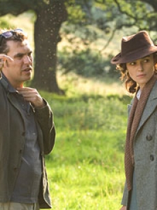 Director Joe Wright and Keira Knightley on the set of 'Atonement'