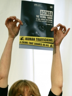 Emma Thompson holds up the agenda of the Vienna Forum to fight Human Trafficking