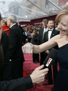Amy Ryan jokes with Ryan Seacrest on Oscar red carpet