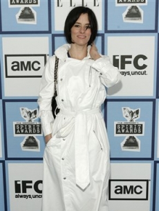 Indie queen Parker Posey arrives to the 2008 Independent Spirit Awards