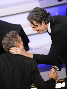 Oscar winner Daniel Day-Lewis shakes hands with George Clooney