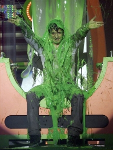 Orlando Bloom drenched in slime at the 21st Annual Kids' Choice Awards