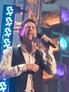 Booted ‘Idol’ Michael Johns performs on the Access set