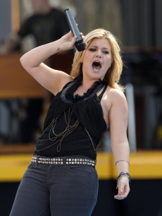 Kelly Clarkson performs before Pope Benedict XVI’s arrival in NY