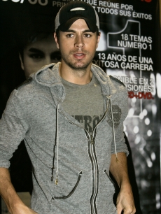 Enrique Iglesias promotes his latest album ‘95/08’ in Mexico