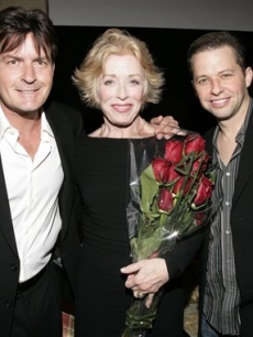 Charlie Sheen, Holland Taylor and Jon Cryer pose at a “TV Moms” tribute