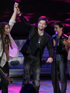 Jason Castro leaves ‘Idol’ cheered on by Syesha Mercado, David Cook and David Archuleta