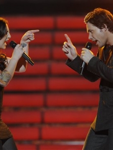 Carly Smithson and Michael Johns duet at the ‘American Idol’ finale 