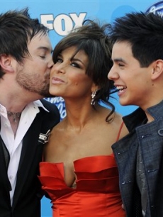 Paula Abdul gets a kiss from Cook on the ‘Idol’ red carpet 