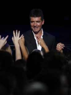 Simon Cowell greets his fans at the ‘American Idol’ finale 